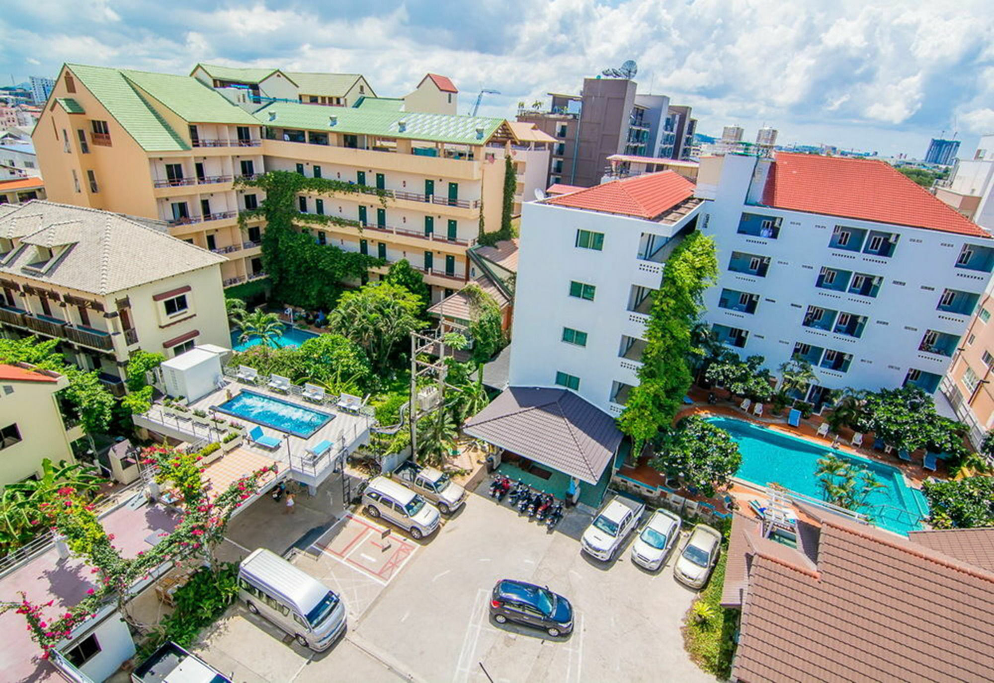 Sutus Court 5 Hotel Pattaya Buitenkant foto