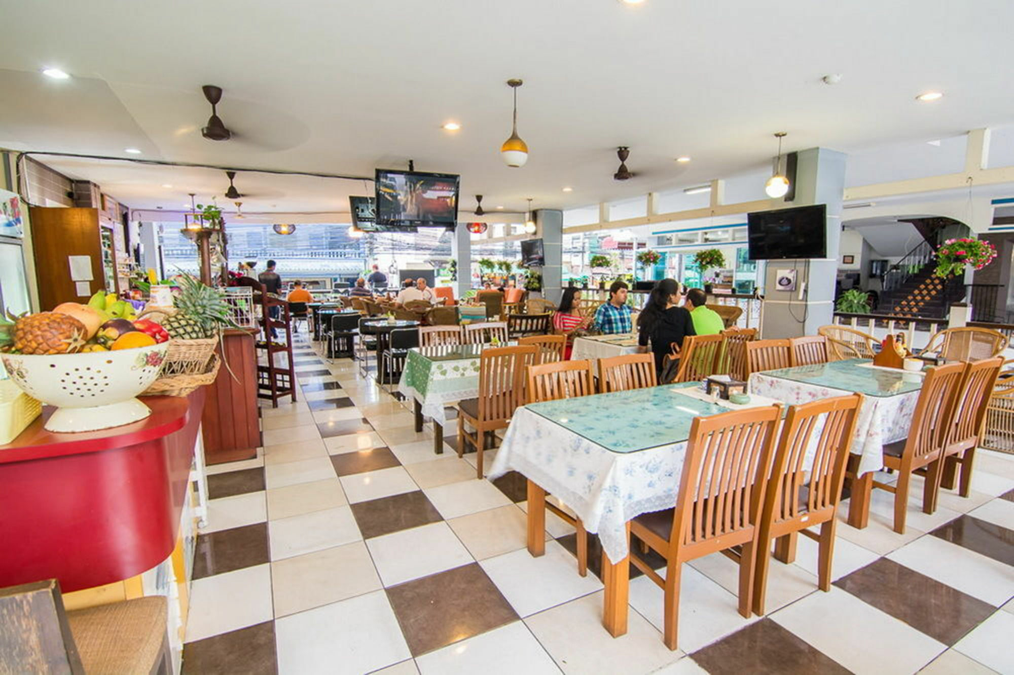 Sutus Court 5 Hotel Pattaya Buitenkant foto