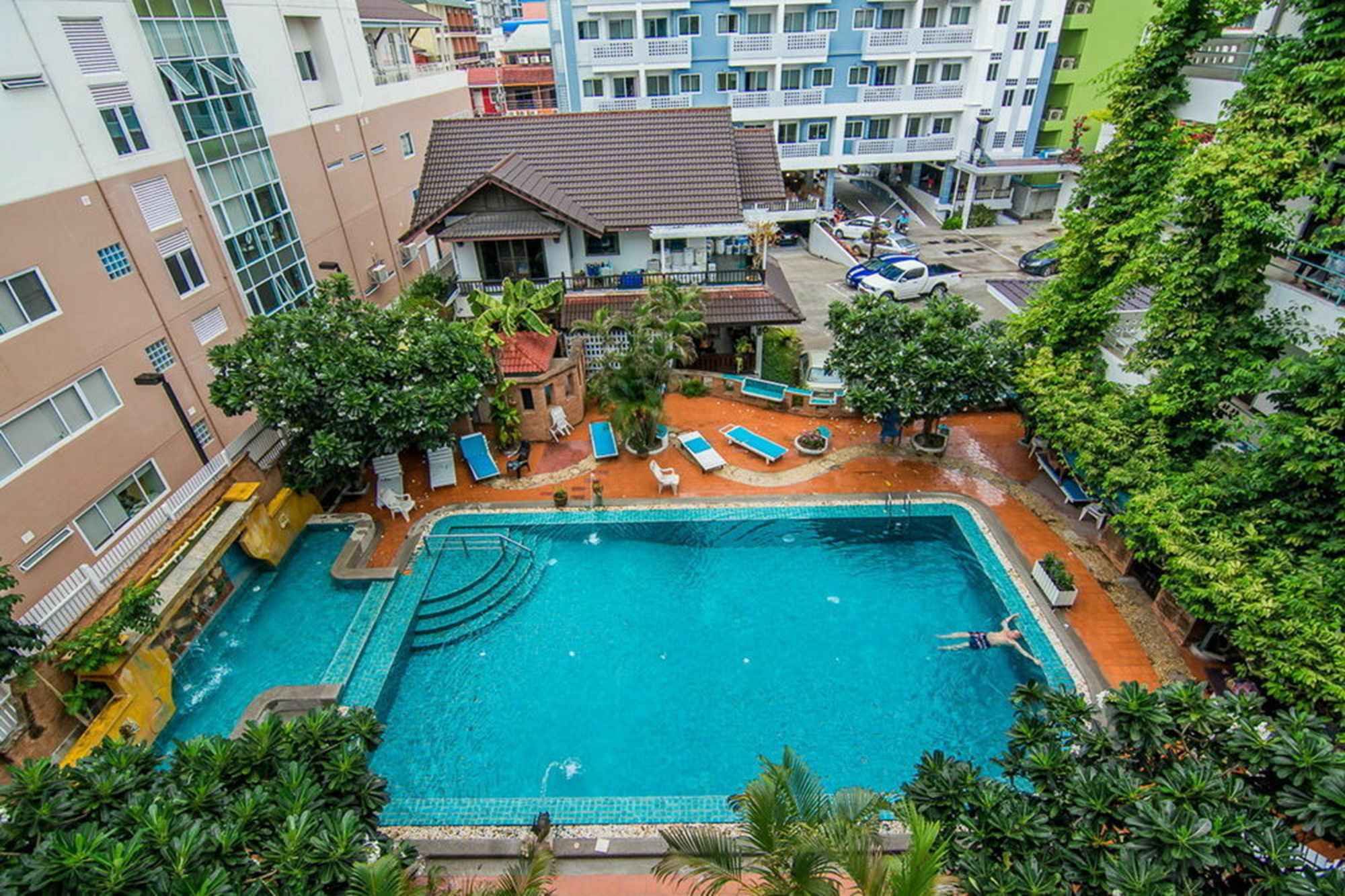 Sutus Court 5 Hotel Pattaya Buitenkant foto