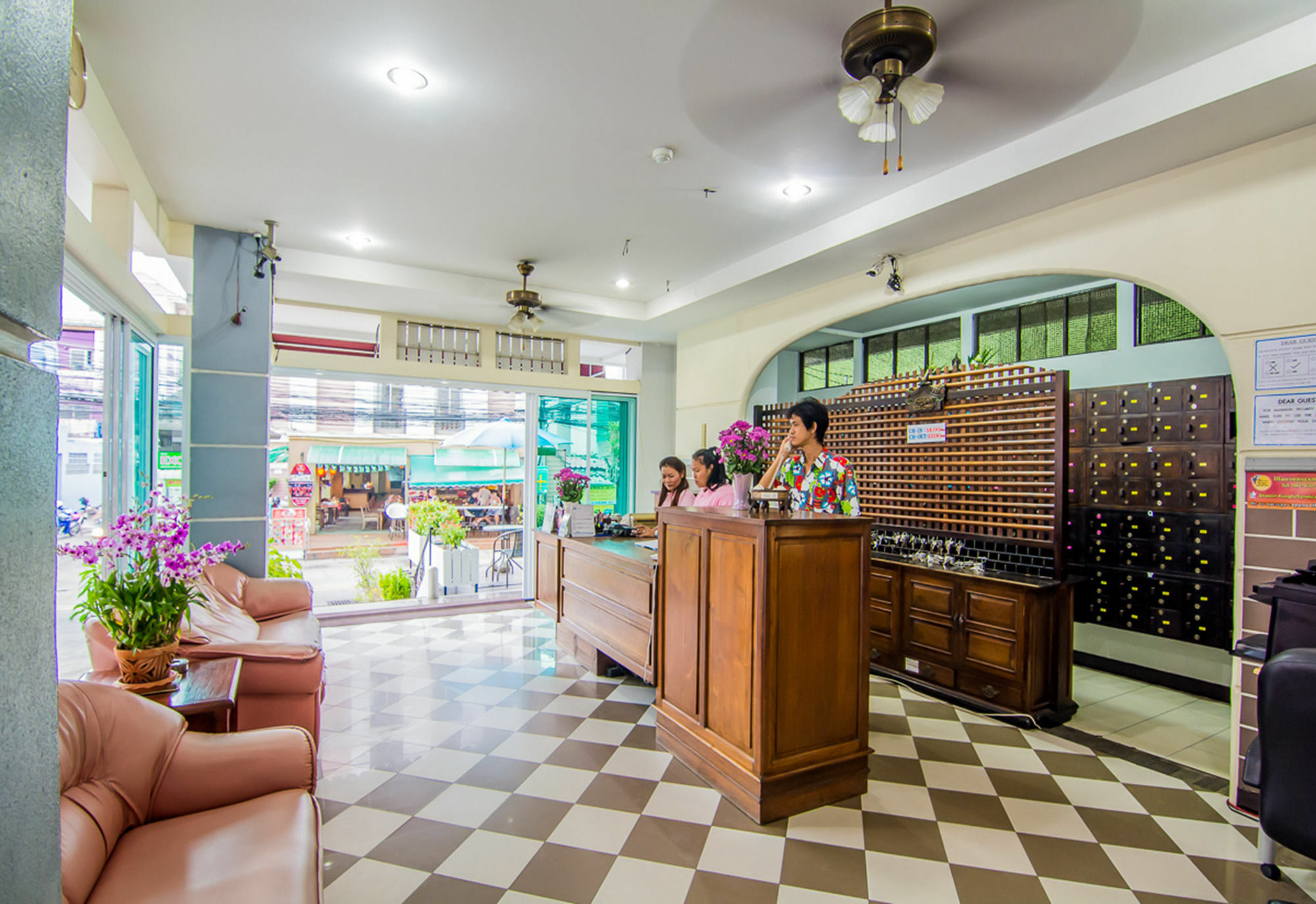 Sutus Court 5 Hotel Pattaya Buitenkant foto