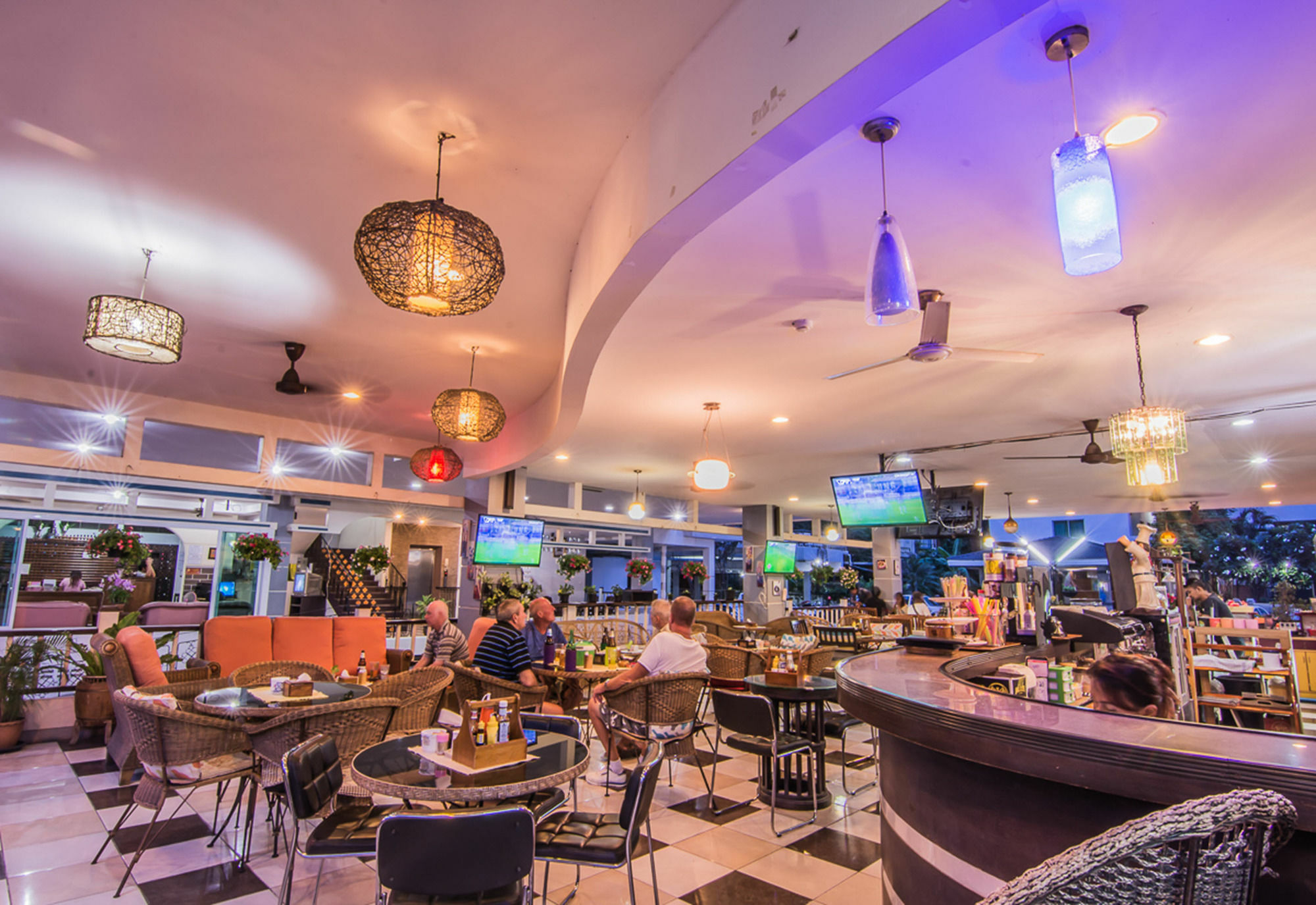 Sutus Court 5 Hotel Pattaya Buitenkant foto