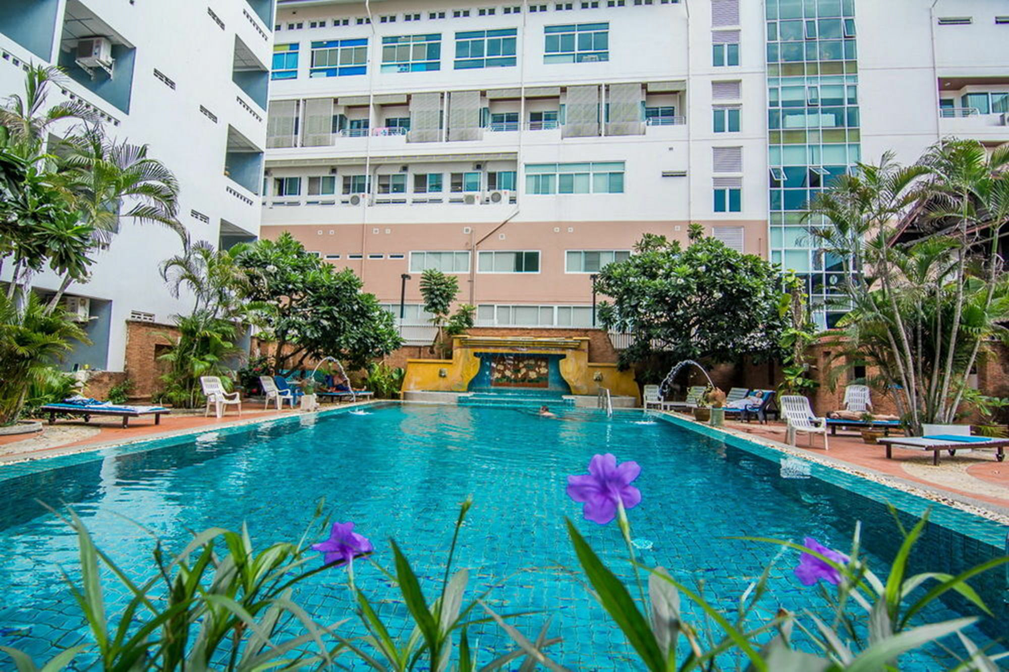 Sutus Court 5 Hotel Pattaya Buitenkant foto