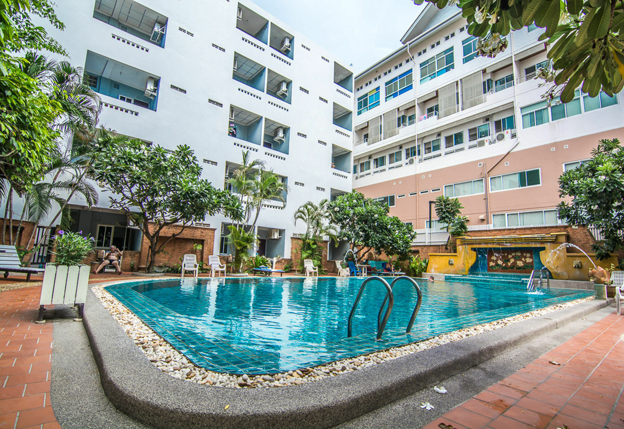 Sutus Court 5 Hotel Pattaya Buitenkant foto